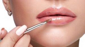 10 Tips dan Trik Membuat Bibir Lebih Penuh dan Cantik Saat Memakai Lipstik